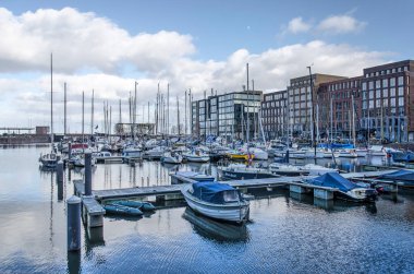 Amsterdam, Hollanda, 11 Şubat 2022: Yeni IJburg banliyösündeki yatlar ve diğer tekneler