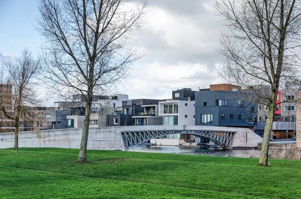 Amsterdam Februari 2022 Betonnen Voetgangersbrug Een Gracht Omzoomd Met Kubistische — Stockfoto