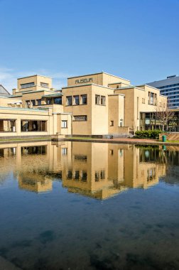 Lahey, The Nethelrands, 26 Şubat 2022: Sanat Müzesi, mimar H.P. Berlage, güneşli bir günde bitişik havuza yansıyor.