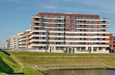 Lahey, Nethelrands, 26 Şubat 2022: Limana yakın yeni tamamlanmış apartman blokları ve Scheveningen Mahallesi