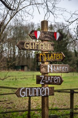 Zuidlaren, Hollanda, 8 Aralık 2019 Pieterpad uzun mesafe yolu boyunca yer isimlerini gösteren el yapımı ahşap tabela.