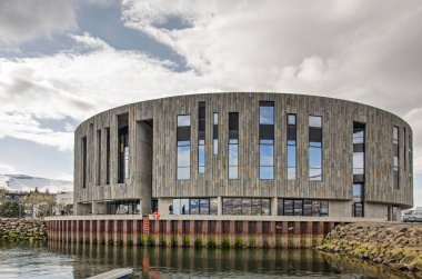 Akureyri, İzlanda, 29 Nisan 2022: Hof kültür ve konferans merkezinin yuvarlak şekli, kentin liman bölgesinde inşa edildi.