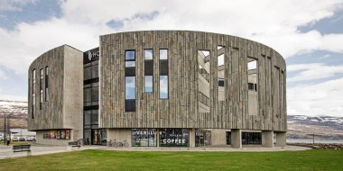 Akureyri, İzlanda, 29 Nisan 2022: Arka planda liman ve dağlar bulunan Hof Kültür ve Konferans Merkezi