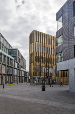 Reykjavik, İzlanda, 25 Nisan 2022: Hafnartorg bölgesinde beton ve metal cepheli modern perakende binaları bulunan yaya bölgesi