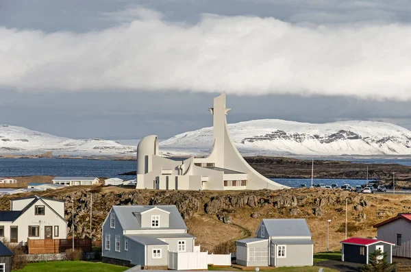 Stykkisholmur Islandia Maja 2022 Rzeźbiarski Modernistyczny Biały Kościół Wzniesiony Wzgórzu — Zdjęcie stockowe