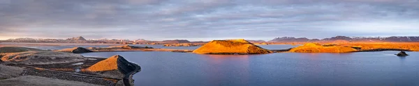 Панорамний Вид Пекулярним Освітленням Протягом Золотої Години Заходу Сонця Озера — стокове фото