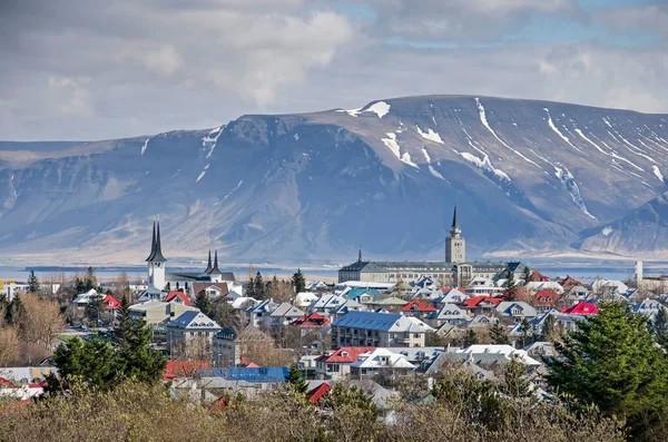 Reykjavik Islandia Kwietnia 2022 Widok Wzgórza Skjuhl Hateigskirkja Szkoły Marynarskiej — Zdjęcie stockowe