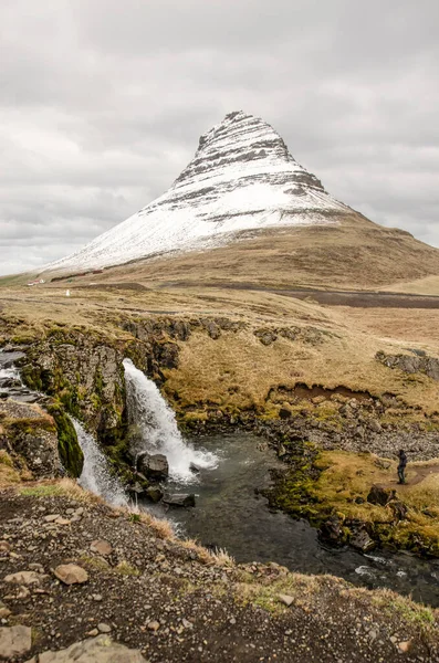 Kirkjufellfoss Vattenfall Nära Grundarfjordrur Island Med Ikoniska Kirkjufell Church Mountain — Stockfoto