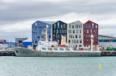 Hafnarfjordur, İzlanda, 8 Mayıs 2022: Denizci ve Tatlı Su Araştırma Enstitüsü 'nün yeni binasının önüne demirlemiş büyük bir gemi 