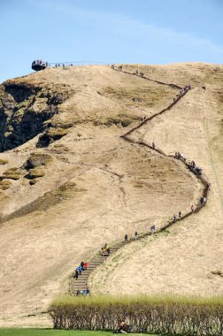 Skogar, İzlanda, 24 Nisan 2022, Skogafoss şelalesinin tepesine çıkan dev merdiven.