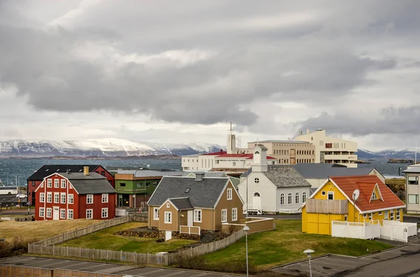 Stykkisholmur Islandia Maja 2022 Kolorowe Domy Kościół Szpital Pod Chmurnym — Zdjęcie stockowe