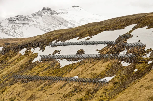 Construção Numa Encosta Montanhosa Parcialmente Coberta Neve Para Proteger Cidade — Fotografia de Stock