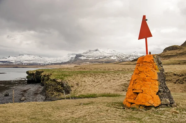Rocce Dipinte Arancione Con Segno Acciaio Rosso Come Simbolo Navigazione — Foto Stock