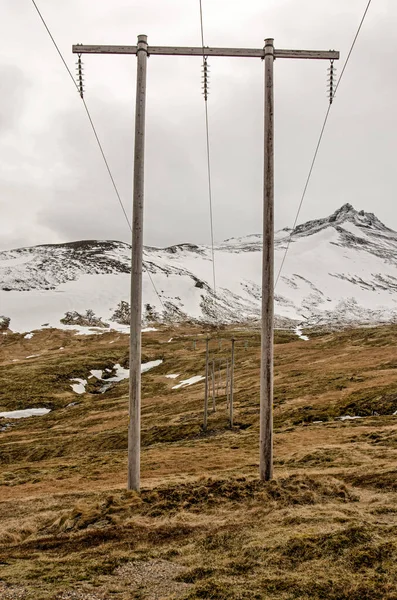Pólos Eletricidade Madeira Com Linhas Elétricas Uma Paisagem Montanhosa Perto — Fotografia de Stock