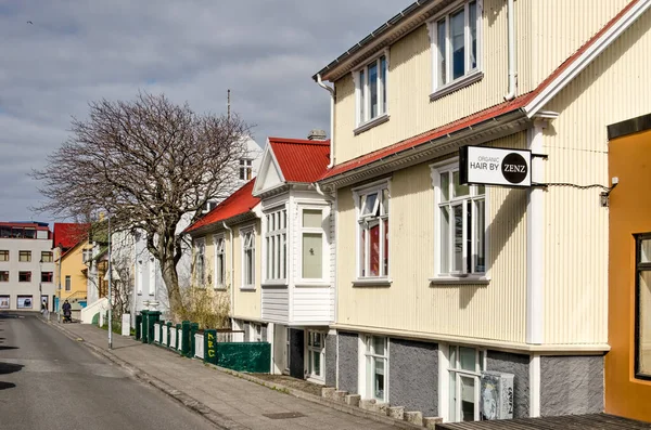 Reykjavik, İzlanda, 25 Nisan 2022: Eski kasabada bodrum katı ve tavan arası olan üç katlı evler, çeşitli renklerde boyanmış.