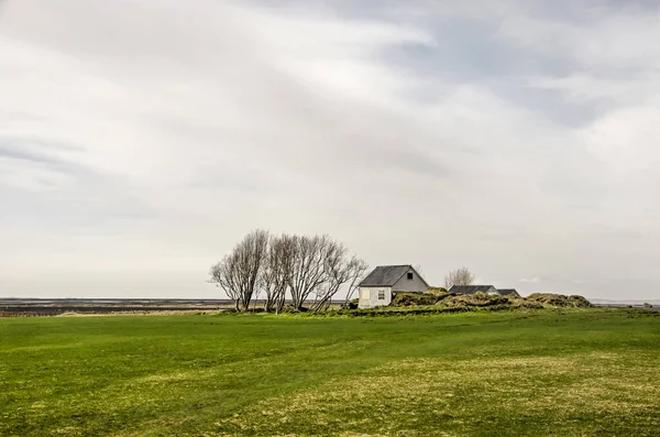アイスランドのSeljalandsfoss 2022年4月22日 一見無限の平原の小さな伝統的な家 — ストック写真