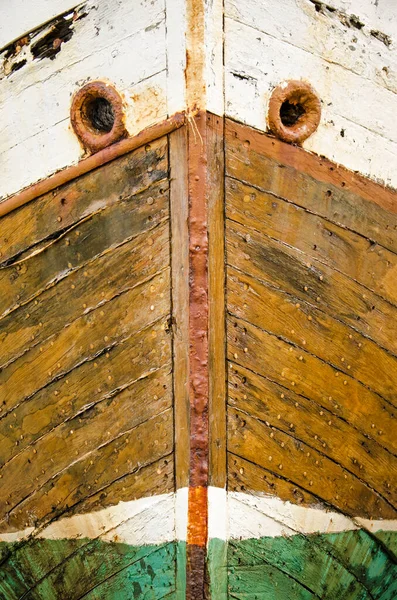 Vooraanzicht Van Boeg Van Een Oude Houten Boot Met Roestige — Stockfoto