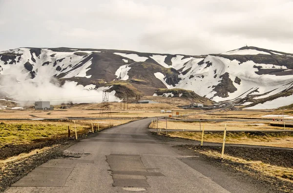 아이슬란드의 2022 Hellisheidhi 발전소 주변의 구름쪽으로 이끼밭을 가로지르는 — 스톡 사진