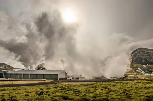 2022年4月22日アイスランドのヒェンヒル 地熱発電所周辺の蒸気雲に向けた苔のフィールド全体の眺め — ストック写真