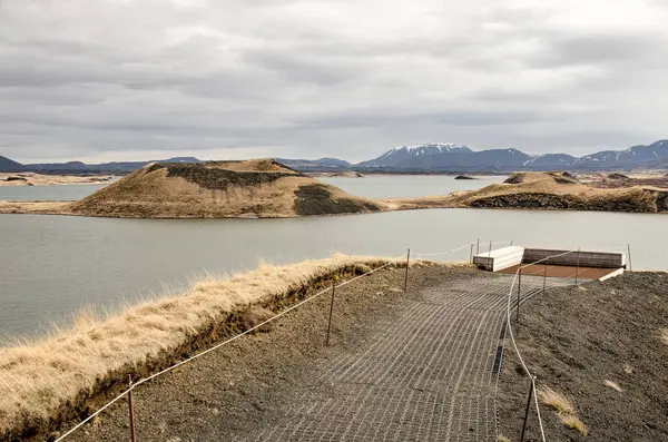 2022年4月29日アイスランド スカツターダール ミヴァトン湖周辺の疑似クレーター周辺の展望台への道 — ストック写真