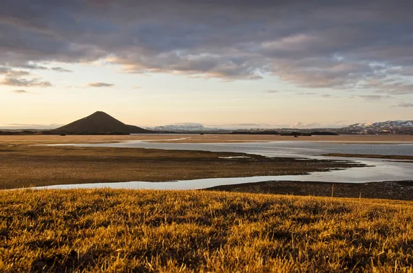 Skutustadhir Islândia Abril 2022 Vista Perto Superfície Água Das Pseudocrateras — Fotografia de Stock