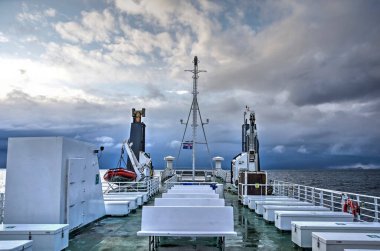 Breidafjordhur, İzlanda, 5 Mayıs 2022: Fiyort üzerinde dramatik gökyüzü, Baldur feribotunun üst güvertesinden görüldüğü gibi