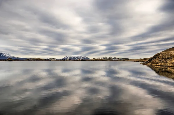 Dramatische Bewolkte Lucht Met Wolken Weerkaatst Een Meer Het Myvatn — Stockfoto