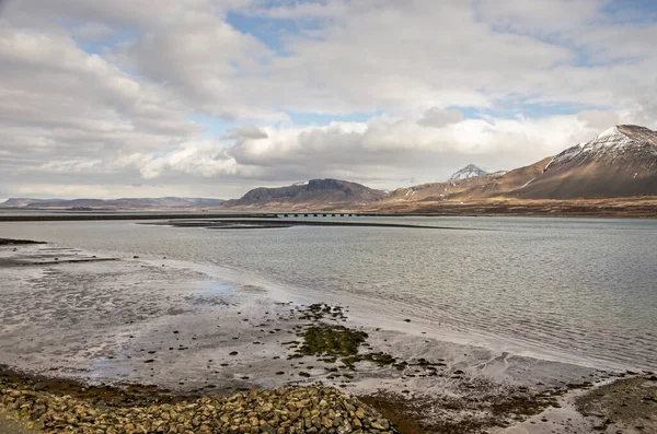 Vista Uma Colina Cidade Borgarnes Através Borgarfjordhur Com Ponte Distância — Fotografia de Stock