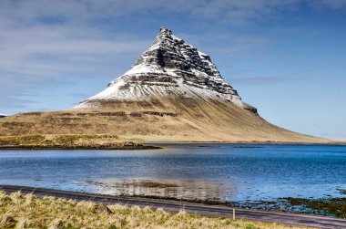 İzlanda 'da Grundarfjordhur yakınlarındaki ikonik Kirkjufell (Kilise Dağı)' na doğru uzanan bir dağ deresinin ağzına bakın.
