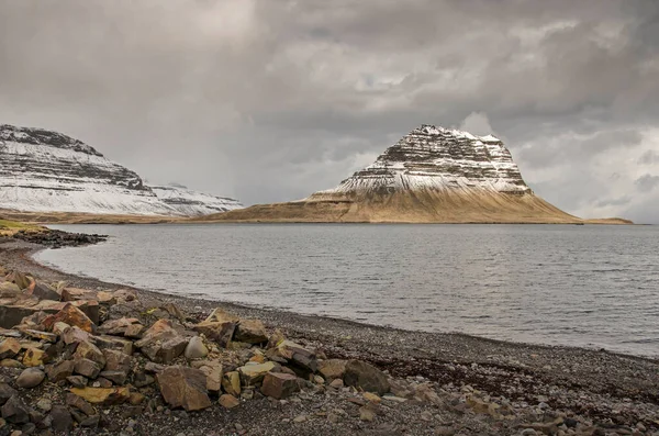 Zlanda Grundarfjordhur Yakınlarındaki Ikonik Kirkjufell Kilise Dağı Doğru Uzanan Bir — Stok fotoğraf