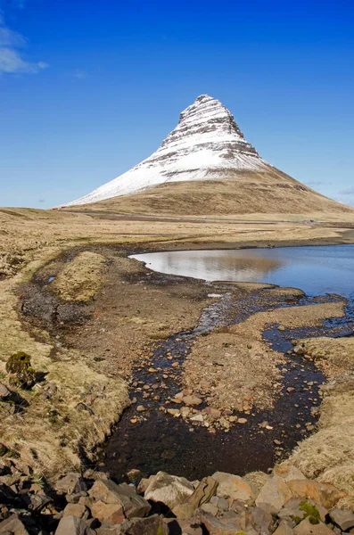 Vista Attraverso Foce Torrente Montagna Verso Iconica Kirkjufell Montagna Della — Foto Stock