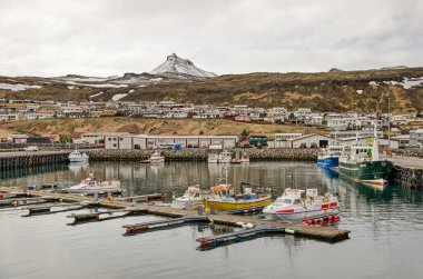 Olafsvik, İzlanda, 4 Mayıs 2022: Limanda küçük tekneler ve arka planda dağlar