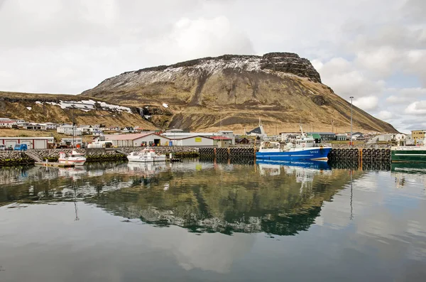 Olafsvik Islandia Maja 2022 Łodzie Miasto Góry Odbijają Się Spokojnej — Zdjęcie stockowe