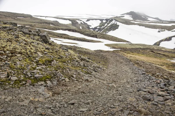 Trilho Sinuoso Com Ravel Rochas Parcialmente Coberto Neve Uma Paisagem — Fotografia de Stock