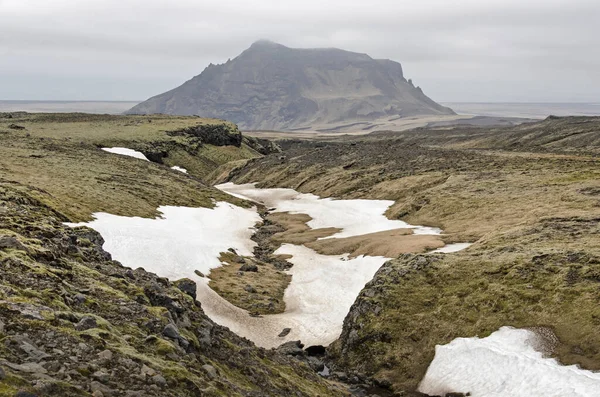 Tal Den Bergen Oberhalb Von Skogar Island Mit Schneeflächen — Stockfoto