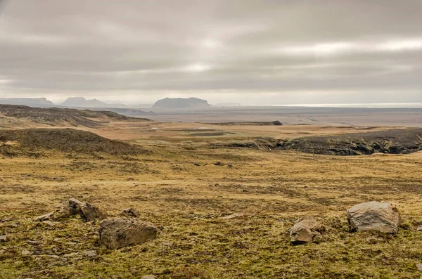 Pianura Con Rocce Muschio Erba Nelle Montagne Vicino Skogar Islanda — Foto Stock