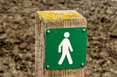 Reykjahlid, İzlanda, 27 Nisan 2022. Umumi tuvaletlerin yönünü gösteren boyalı bir tabela.