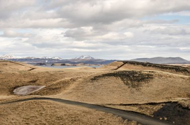 İzlanda 'nın Myvatn bölgesindeki köksüz koni ya da sahte kraterlerin tuhaf manzaraları.