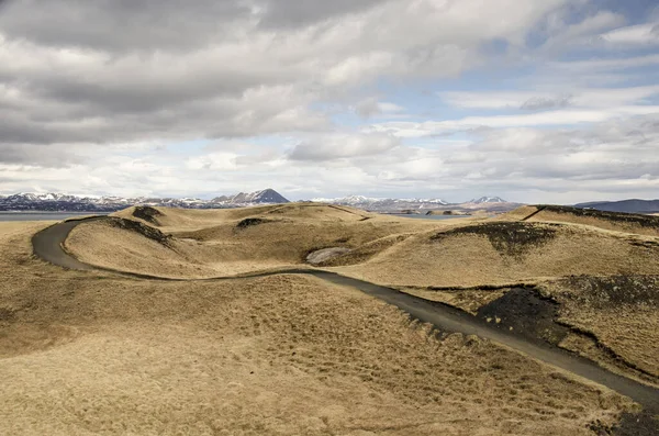 İzlanda 'nın Myvatn bölgesinde, sözde kraterlerle ya da köksüz koni ile bölgeyi dolaşarak geçen patikalar.