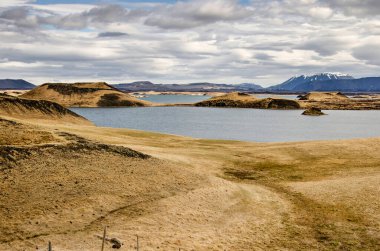 İzlanda 'nın Myvatn bölgesinde adaları, yarımadaları, tepeleri ve dağları olan bir manzaraya bakın.