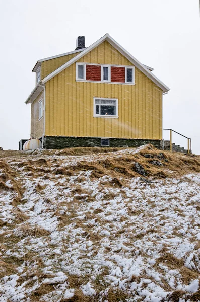 Флэйти Исландия Мая 2022 Года Желтый Дом Холме Время Метели — стоковое фото