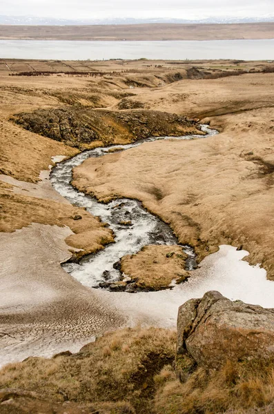 산에서 흘러내리는 아이슬란드의 스탕기 근처의 흐르고 — 스톡 사진