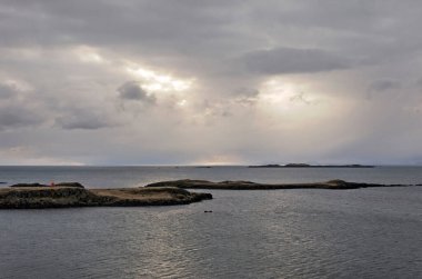 Breiafjordur 'dan İzlanda' ya, Snaefellsnes yarımadasına, karla kaplı dağlarının zirvelerine doğru bulutlarla bakın.