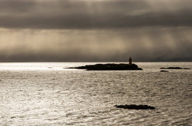 Breiafjordur 'dan İzlanda' ya, Snaefellsnes yarımadasına, karla kaplı dağlarının zirvelerine doğru bulutlarla bakın.