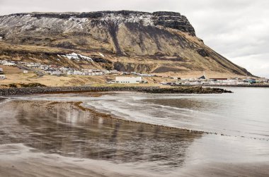 Olafsvik, İzlanda, 4 Mayıs 2022: Kasaba ve bitişik dağ plajı yansıtıyor.