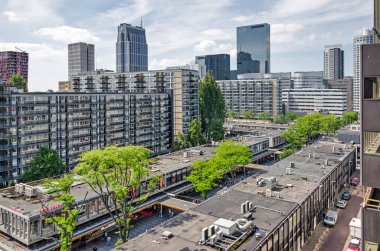 Rotterdam, Hollanda, 2 Haziran 2022: Lijnbaan yaya sokağı ile şehir merkezinin hava manzarası