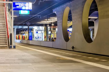 Rotterdam, Hollanda, 11 Eylül 2022: platform, merdiven ve Blaak yeraltı tren istasyonunda bekleyenler