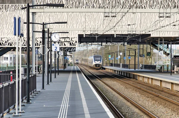 Zoetermeer Holanda Janeiro 2022 Dois Trem Sprinter Aproximam Deixam Estação — Fotografia de Stock