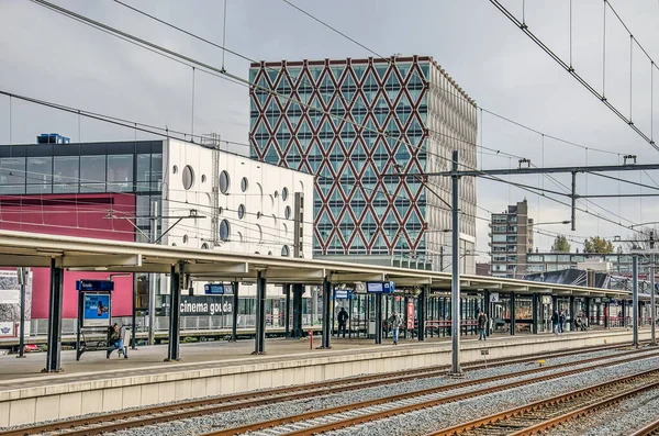 Gouda Hollandia 2019 November Vágányok Vágányok Helyi Vasútállomáson Háttérben Mozival Stock Fotó