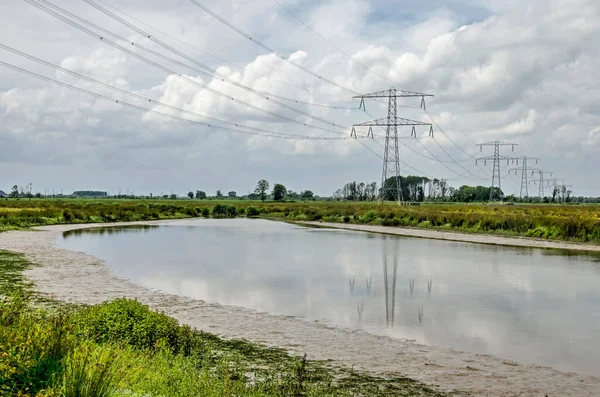 Villamos Oszlopok Elektromos Vezetékek Amelyek Biesbosch Nemzeti Park Noordwaard Régiójában Jogdíjmentes Stock Képek